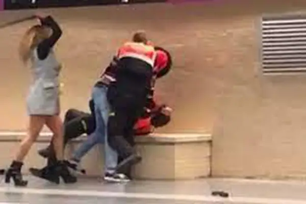 Una mujer le abre la cabeza a un vigilante del Metro